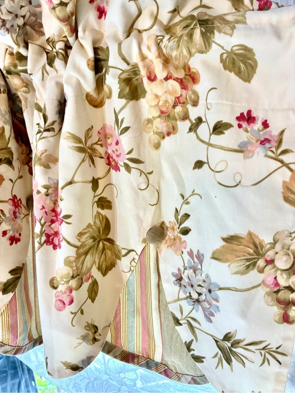 Vintage Waverly home classic Napoli cameo Scalloped Valance in Cream with pink